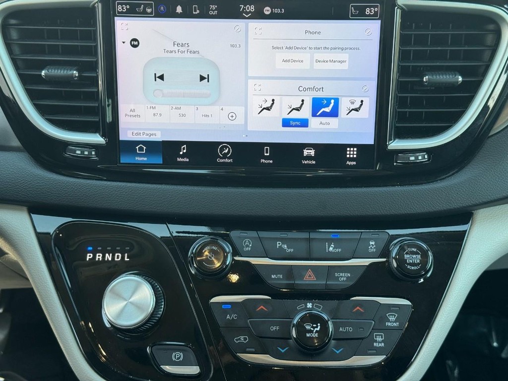 Chrysler Pacifica Vehicle Full-screen Gallery Image 14