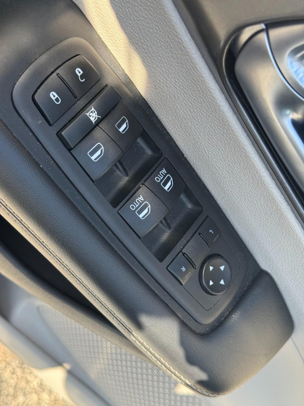 Chrysler Pacifica Vehicle Full-screen Gallery Image 16