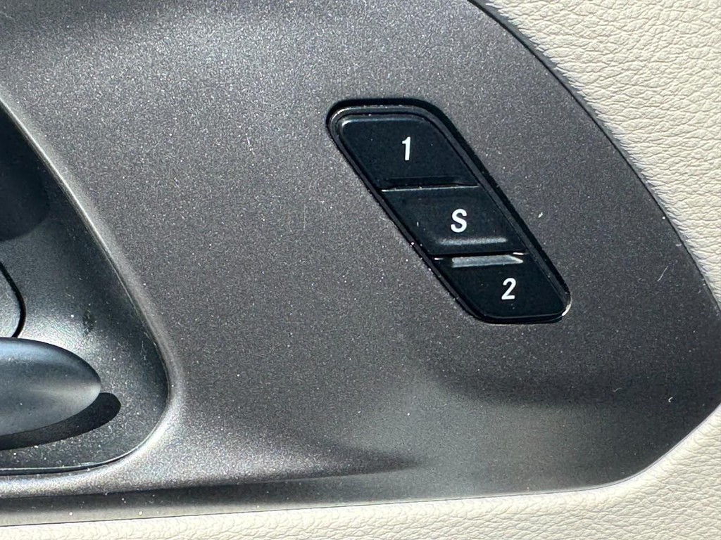 Chrysler Pacifica Vehicle Full-screen Gallery Image 17