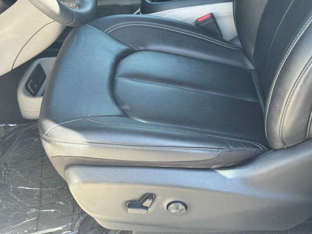 Chrysler Pacifica Vehicle Full-screen Gallery Image 18