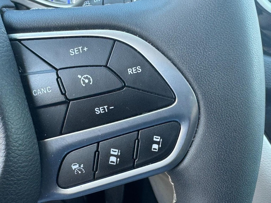 Chrysler Pacifica Vehicle Full-screen Gallery Image 21