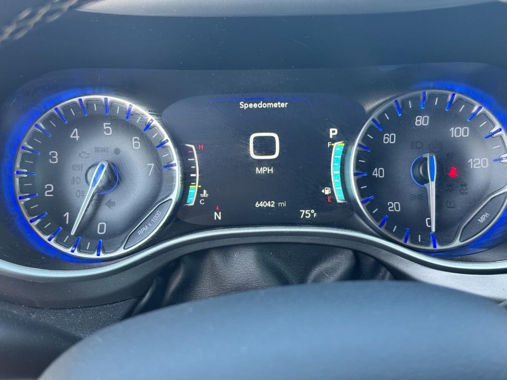 Chrysler Pacifica Vehicle Full-screen Gallery Image 22