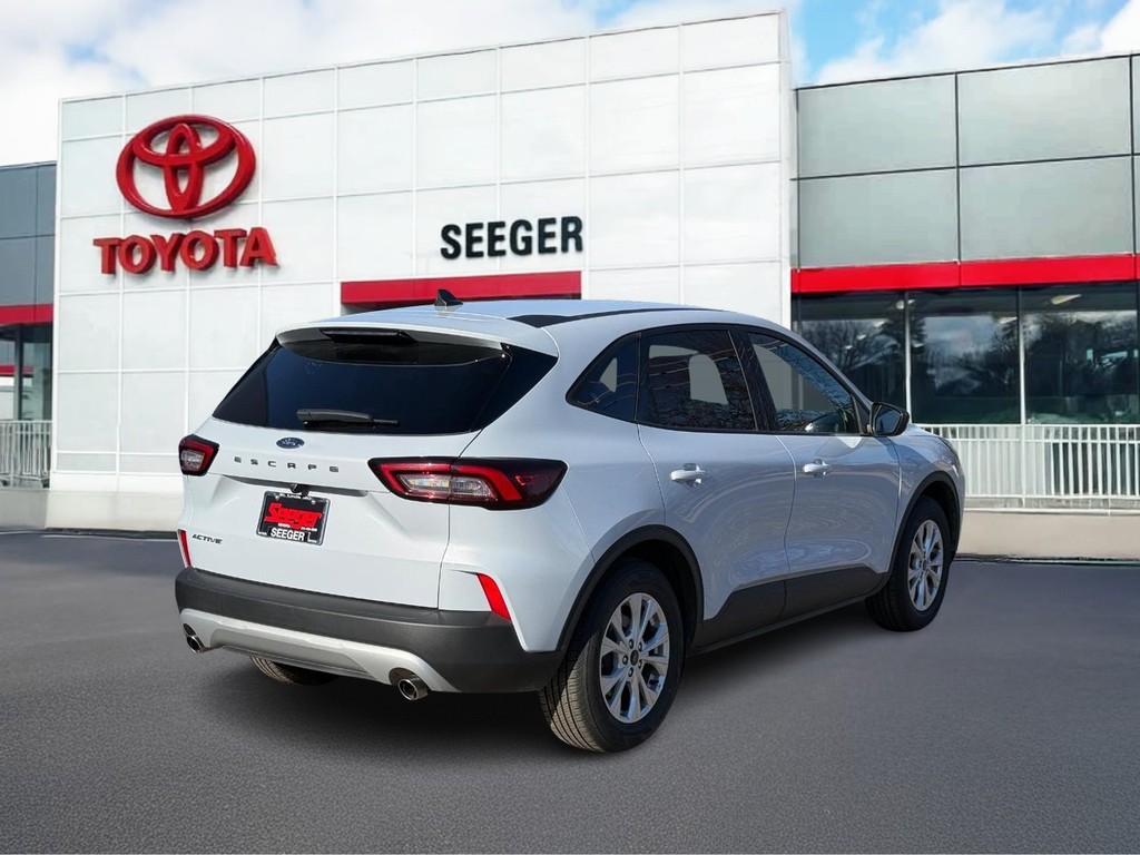 Ford Escape Vehicle Full-screen Gallery Image 03