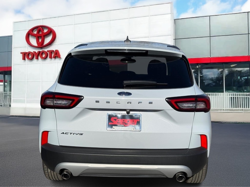 Ford Escape Vehicle Full-screen Gallery Image 05