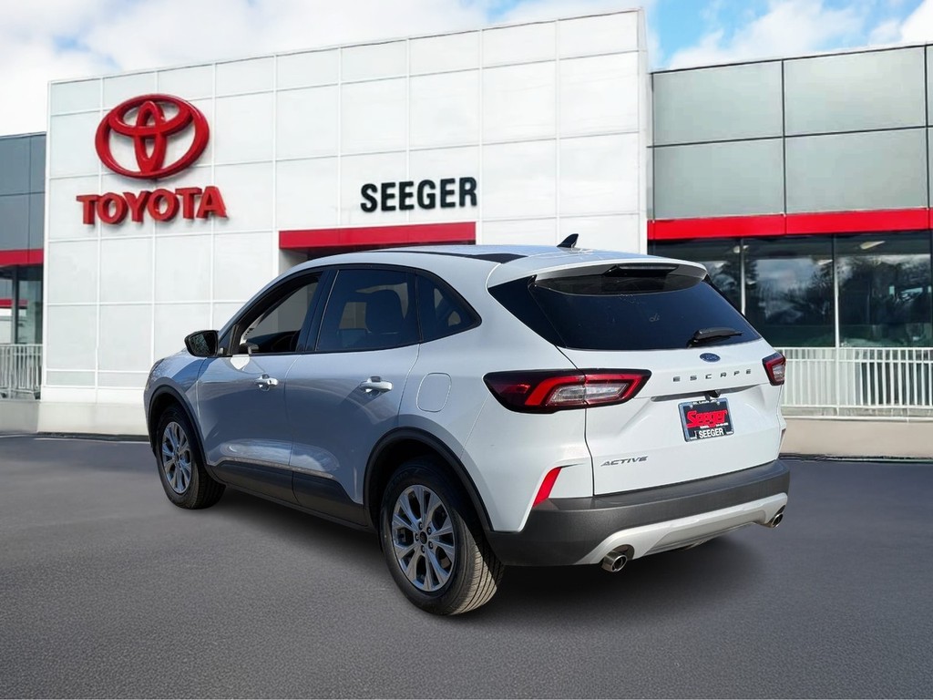 Ford Escape Vehicle Full-screen Gallery Image 06