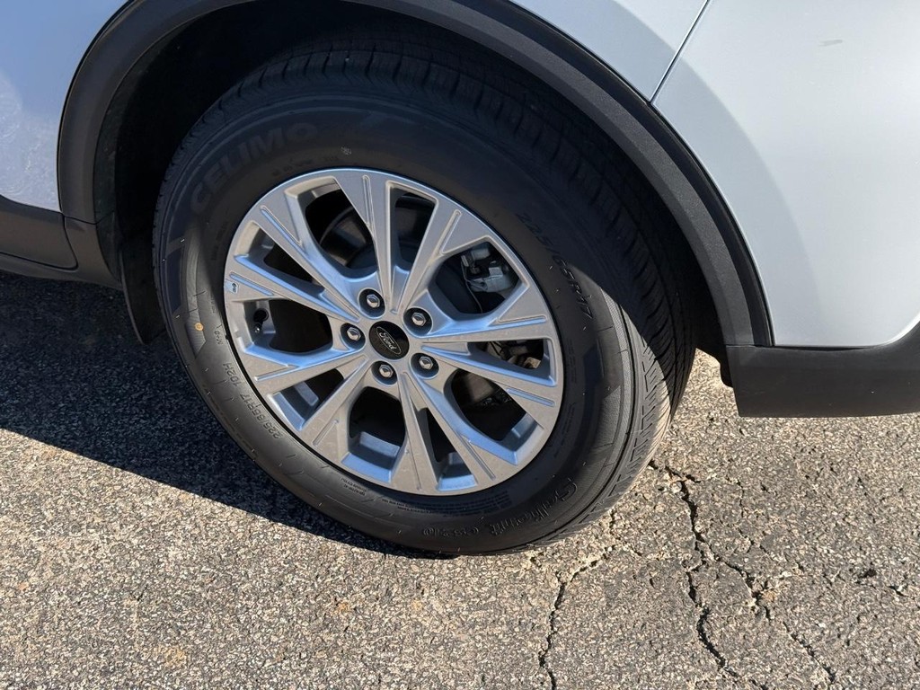 Ford Escape Vehicle Full-screen Gallery Image 07