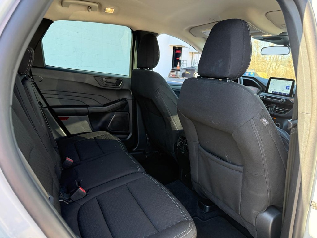 Ford Escape Vehicle Full-screen Gallery Image 10