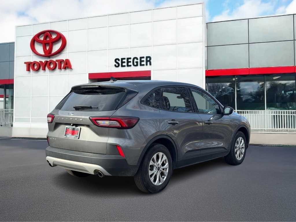 Ford Escape Vehicle Full-screen Gallery Image 03