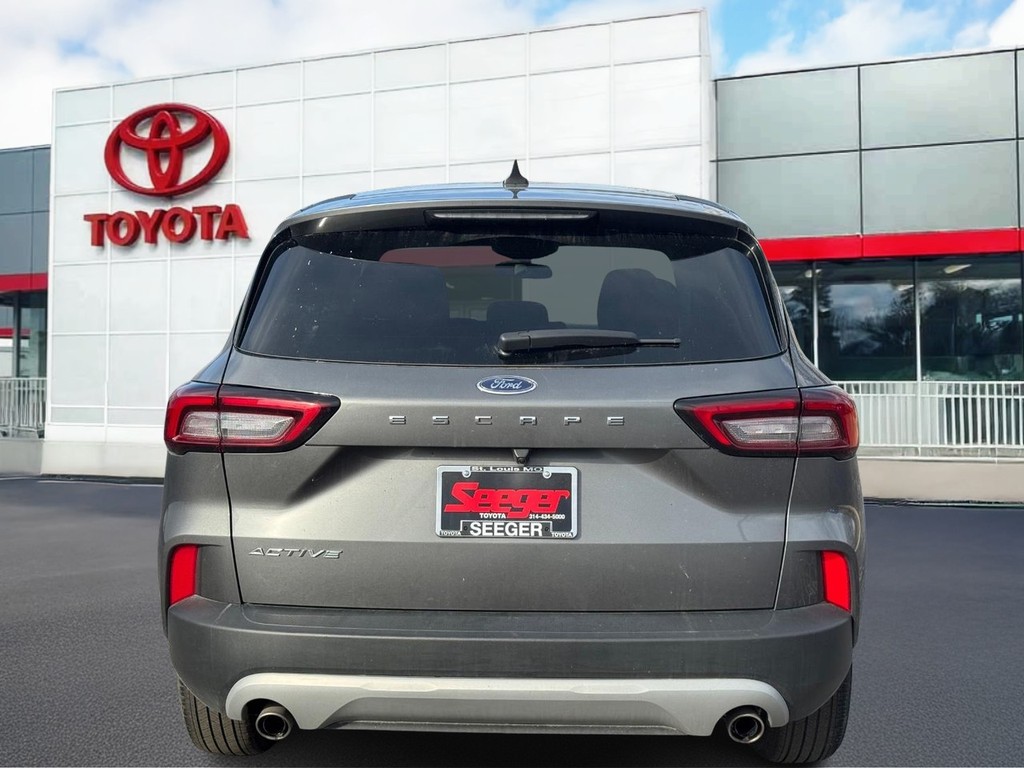 Ford Escape Vehicle Full-screen Gallery Image 05