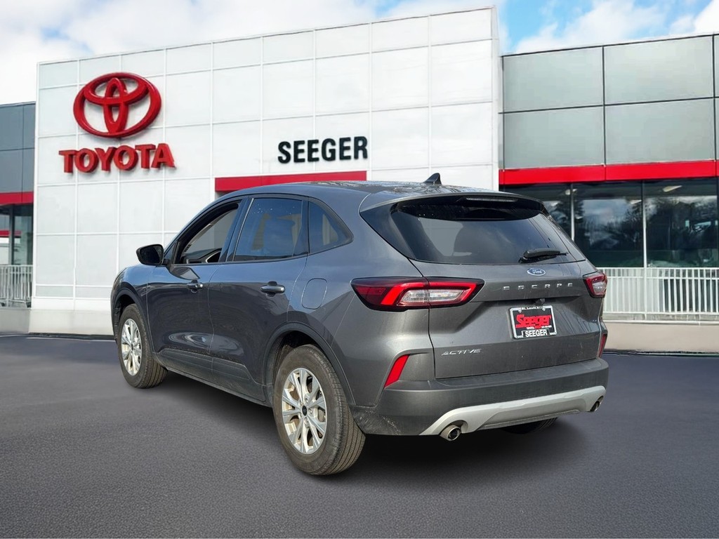 Ford Escape Vehicle Full-screen Gallery Image 07