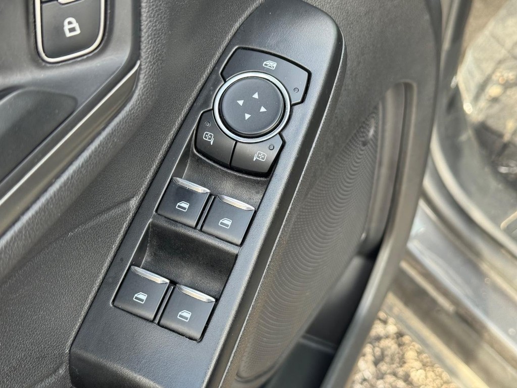 Ford Escape Vehicle Full-screen Gallery Image 14