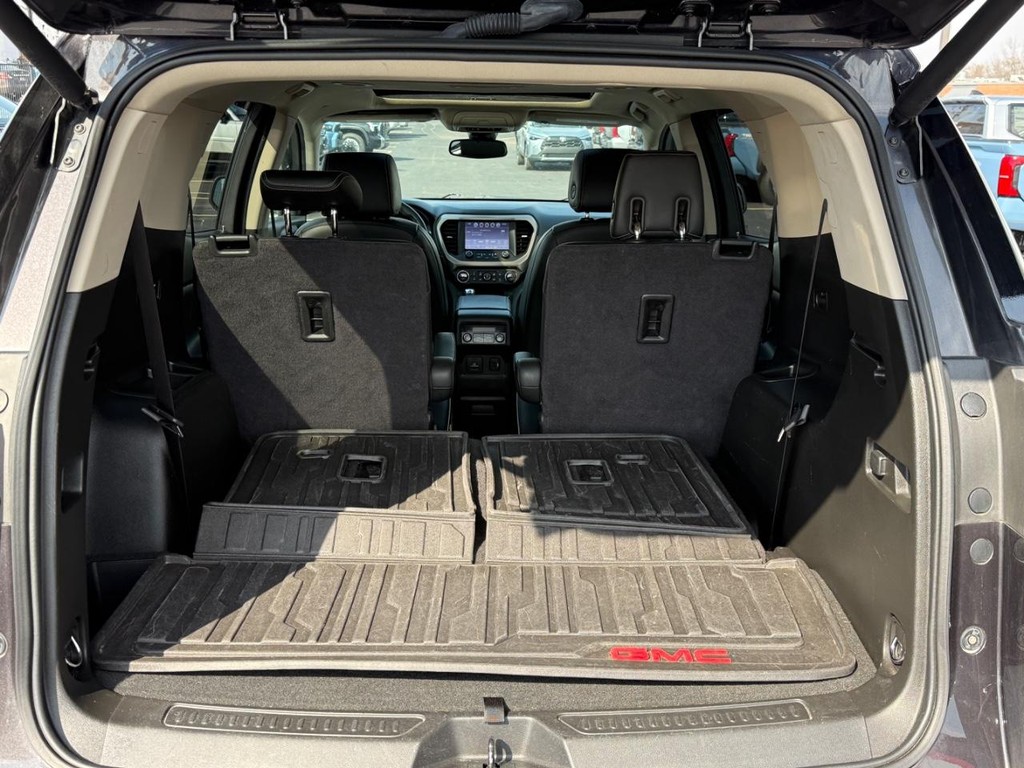 GMC Acadia Vehicle Full-screen Gallery Image 04