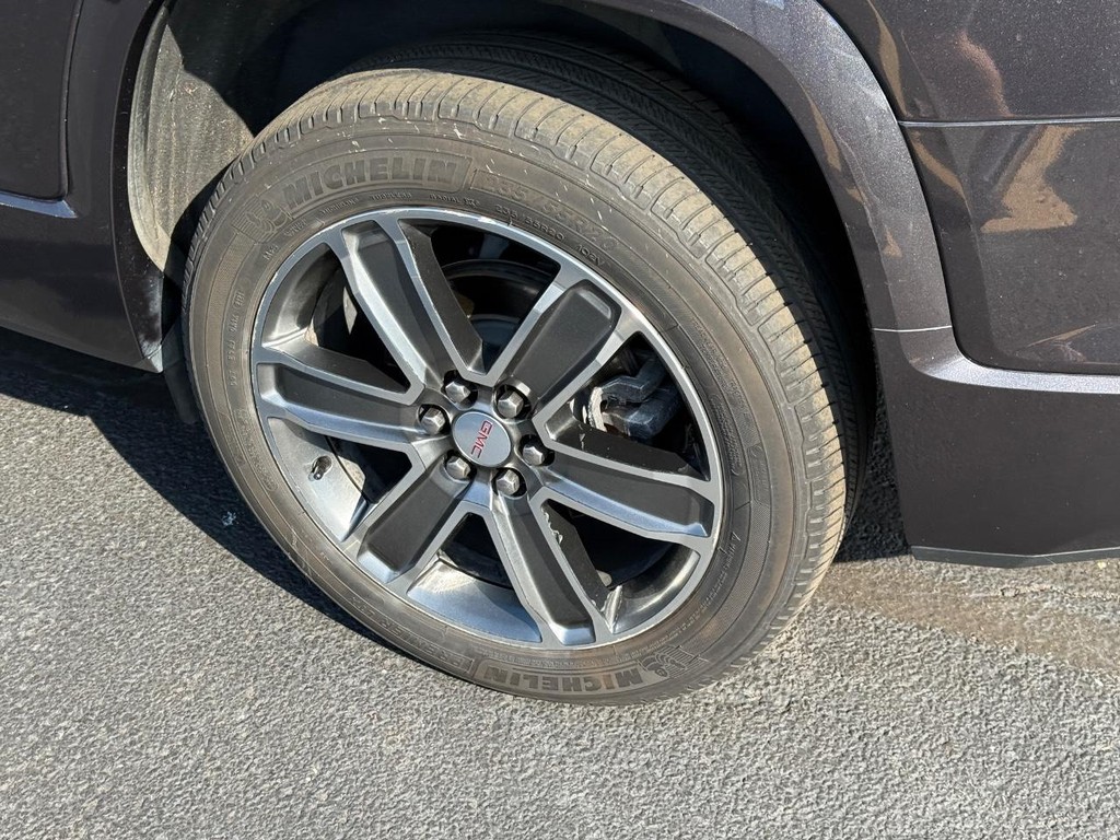 GMC Acadia Vehicle Full-screen Gallery Image 07