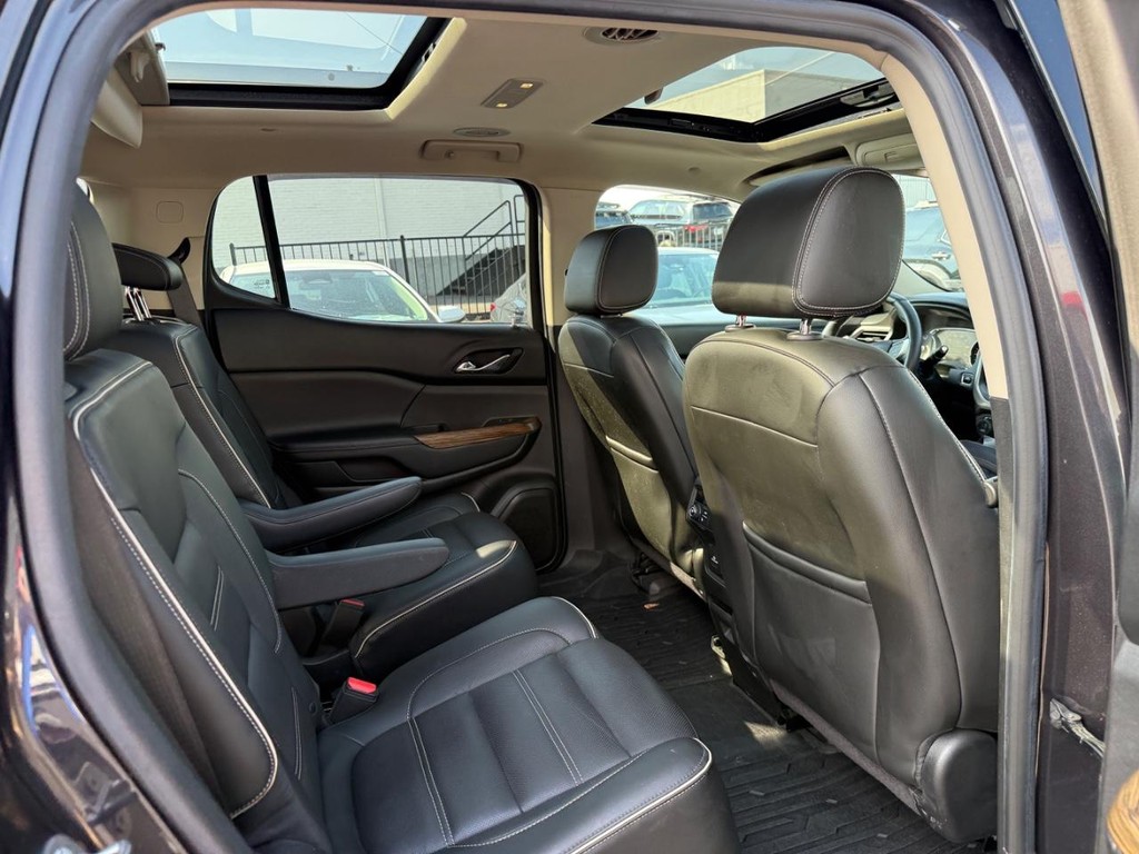 GMC Acadia Vehicle Full-screen Gallery Image 10