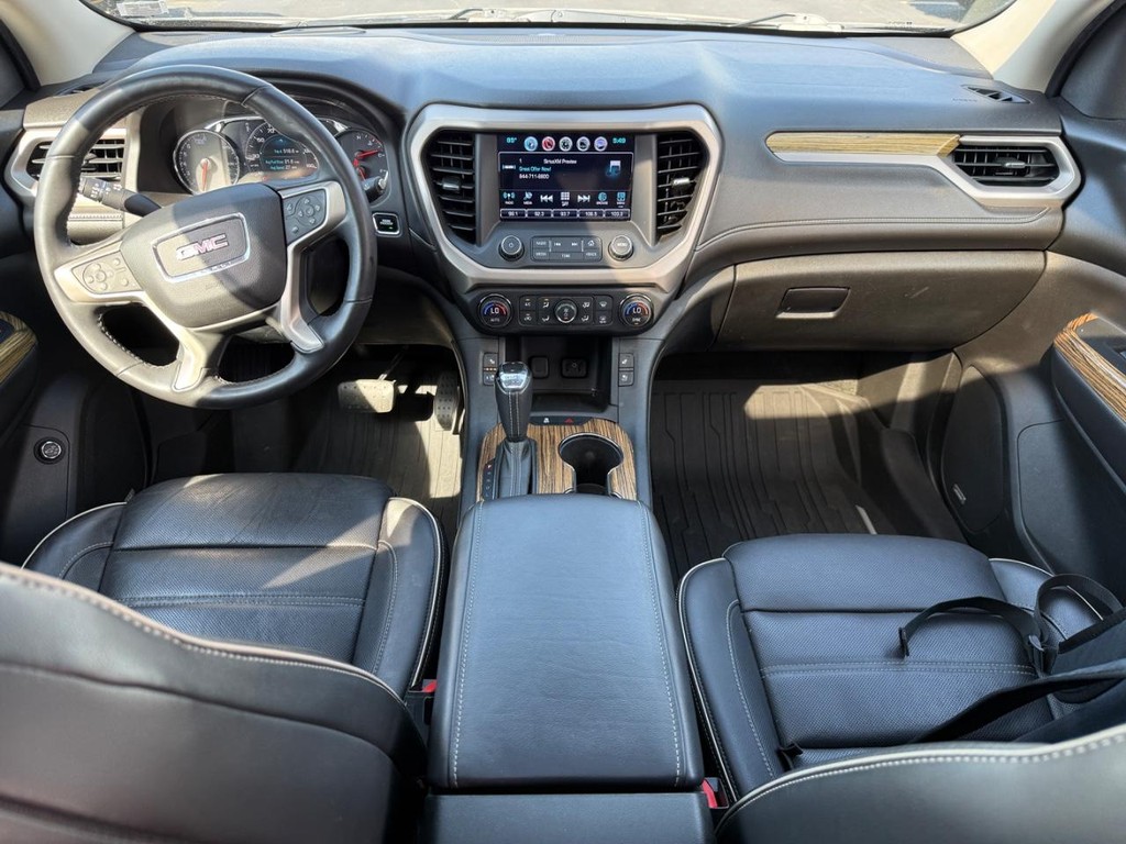 GMC Acadia Vehicle Full-screen Gallery Image 12