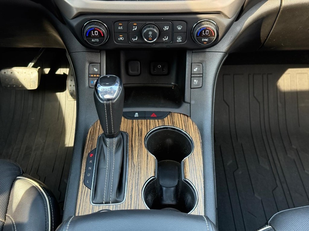 GMC Acadia Vehicle Full-screen Gallery Image 15