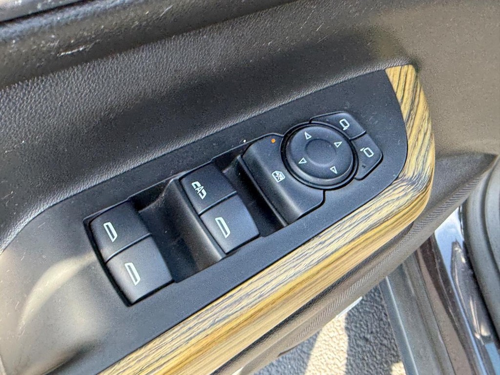 GMC Acadia Vehicle Full-screen Gallery Image 16