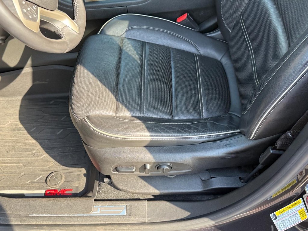 GMC Acadia Vehicle Full-screen Gallery Image 18