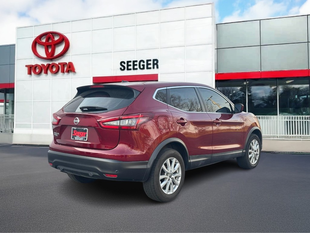 Nissan Rogue Sport Vehicle Full-screen Gallery Image 03