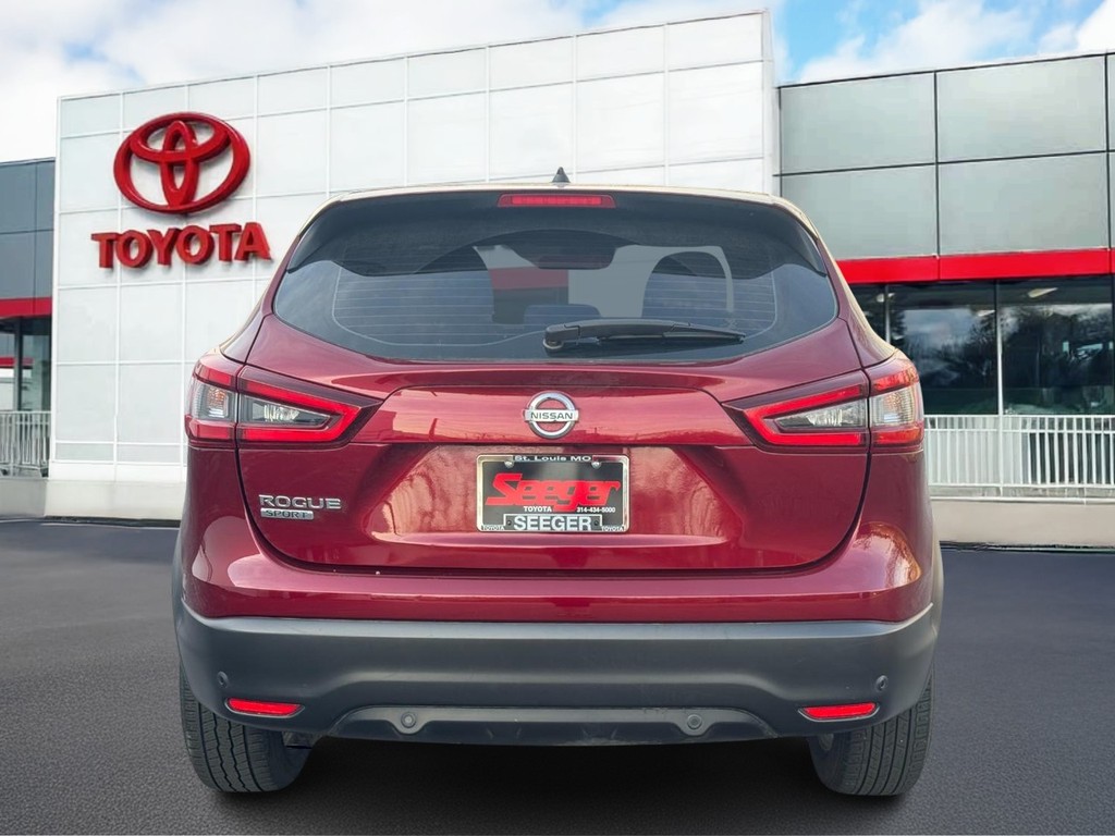 Nissan Rogue Sport Vehicle Full-screen Gallery Image 05