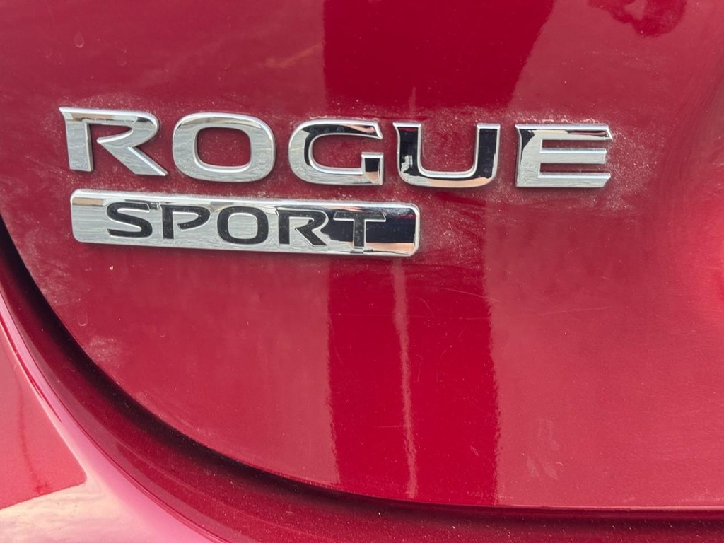 Nissan Rogue Sport Vehicle Full-screen Gallery Image 06