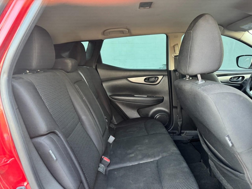 Nissan Rogue Sport Vehicle Full-screen Gallery Image 11