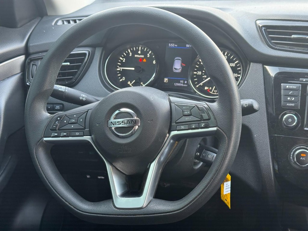 Nissan Rogue Sport Vehicle Full-screen Gallery Image 13