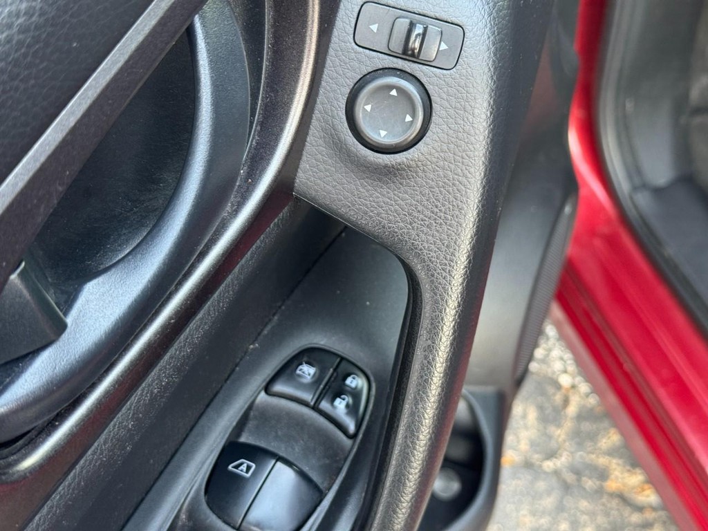 Nissan Rogue Sport Vehicle Full-screen Gallery Image 15