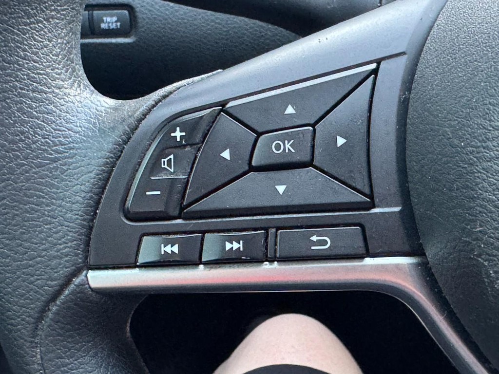 Nissan Rogue Sport Vehicle Full-screen Gallery Image 17