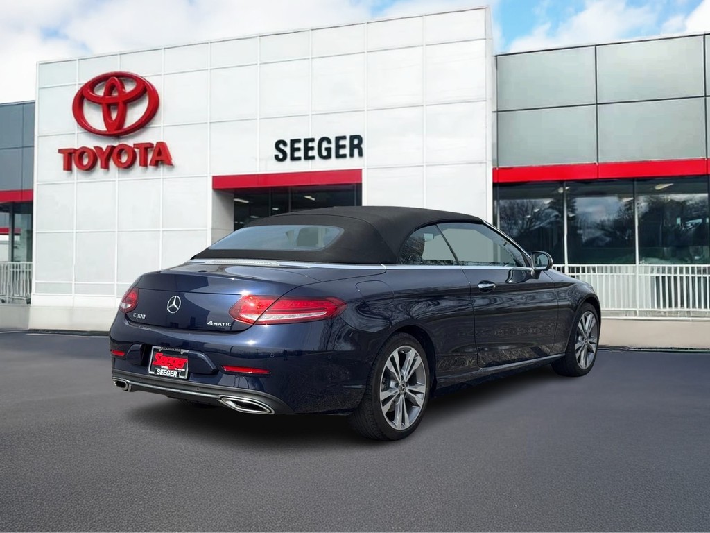 Mercedes-Benz C-Class Vehicle Full-screen Gallery Image 03