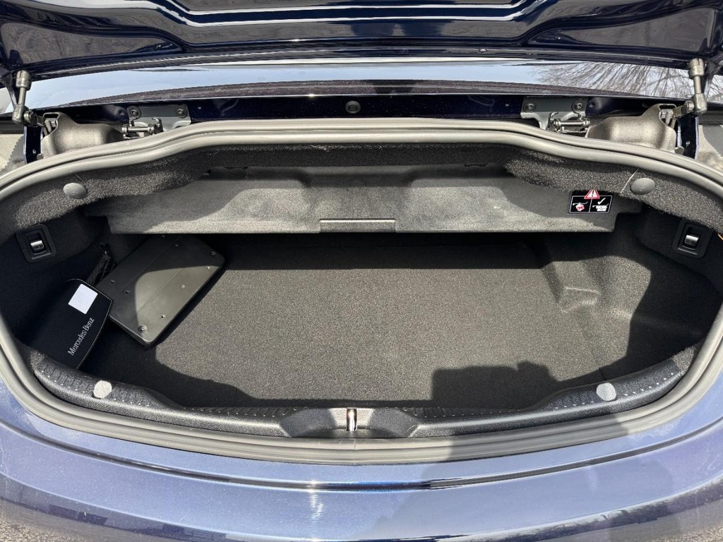 Mercedes-Benz C-Class Vehicle Full-screen Gallery Image 04