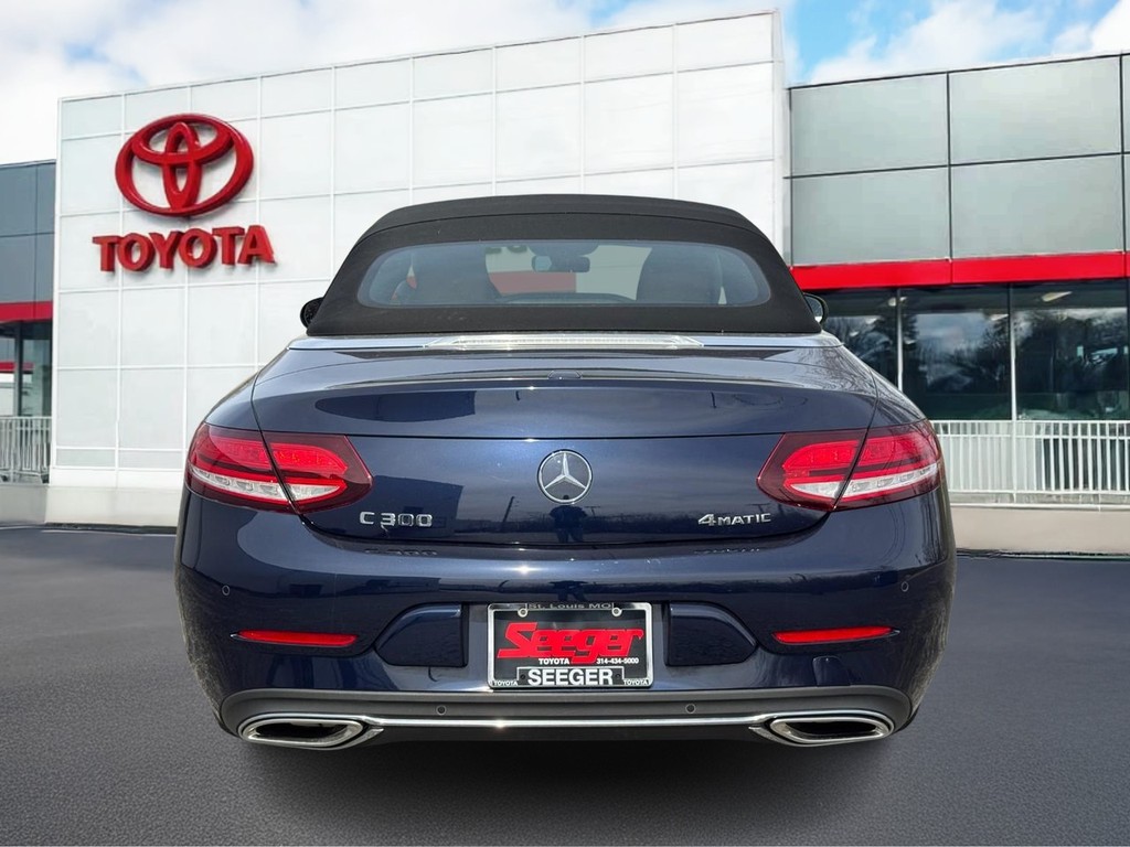 Mercedes-Benz C-Class Vehicle Full-screen Gallery Image 05