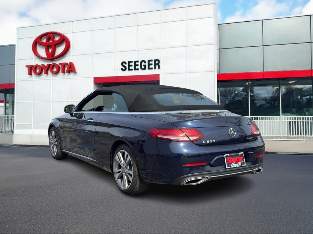 Mercedes-Benz C-Class Vehicle Full-screen Gallery Image 06