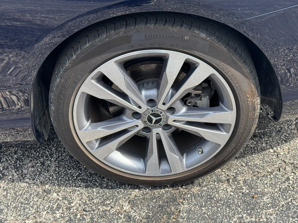 Mercedes-Benz C-Class Vehicle Full-screen Gallery Image 07