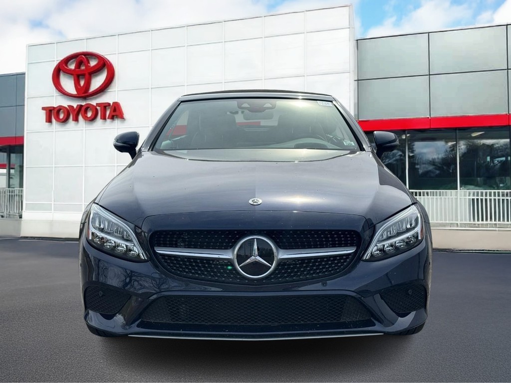 Mercedes-Benz C-Class Vehicle Full-screen Gallery Image 08