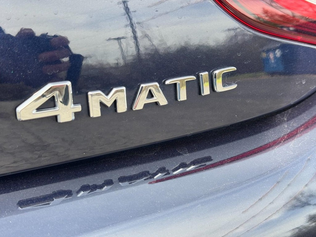 Mercedes-Benz C-Class Vehicle Full-screen Gallery Image 09