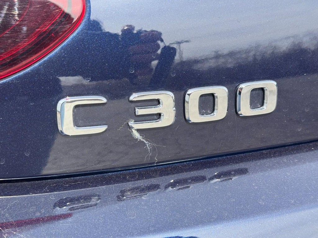 Mercedes-Benz C-Class Vehicle Full-screen Gallery Image 10