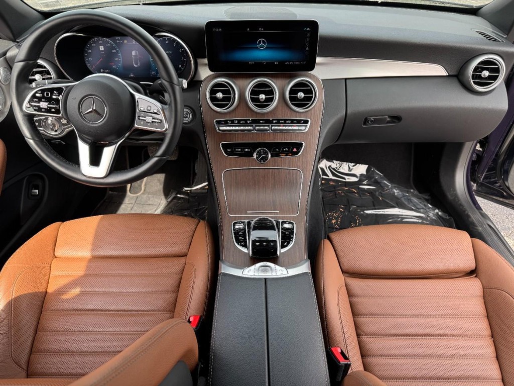 Mercedes-Benz C-Class Vehicle Full-screen Gallery Image 12