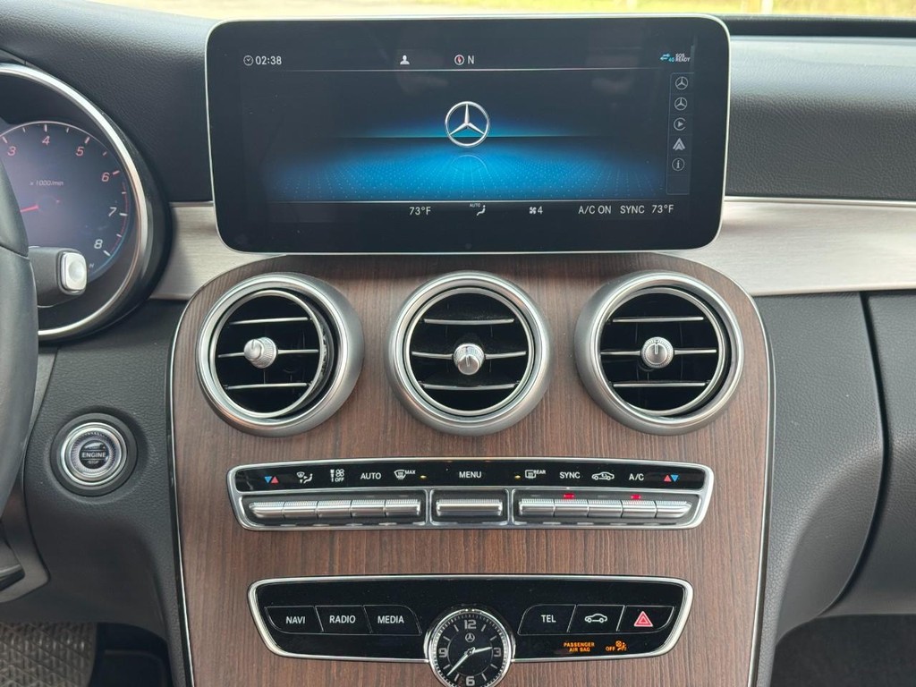 Mercedes-Benz C-Class Vehicle Full-screen Gallery Image 14