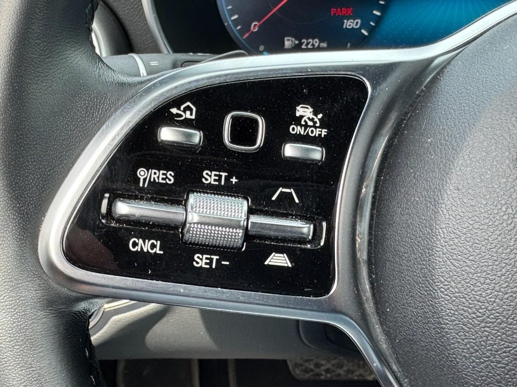 Mercedes-Benz C-Class Vehicle Full-screen Gallery Image 15