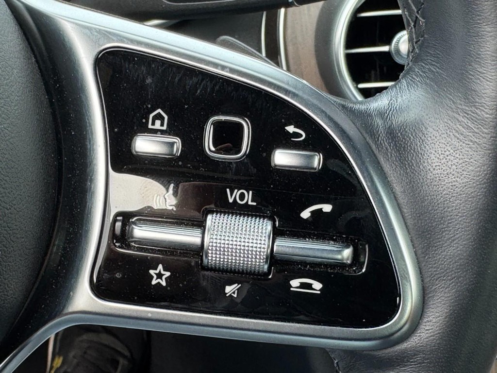 Mercedes-Benz C-Class Vehicle Full-screen Gallery Image 16