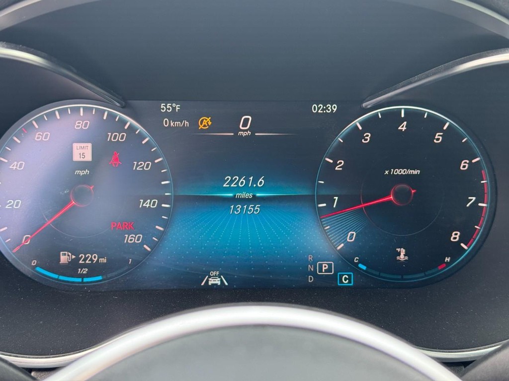 Mercedes-Benz C-Class Vehicle Full-screen Gallery Image 17