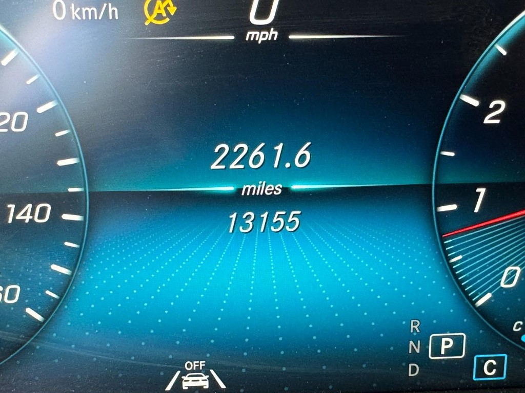 Mercedes-Benz C-Class Vehicle Full-screen Gallery Image 18