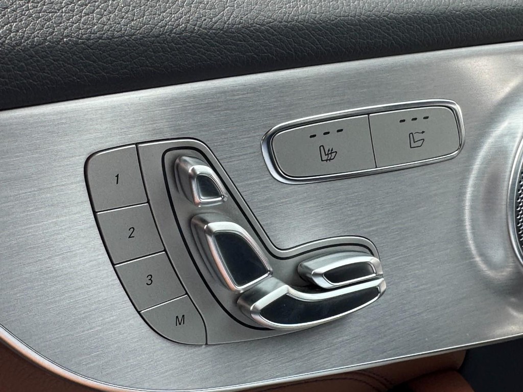 Mercedes-Benz C-Class Vehicle Full-screen Gallery Image 19