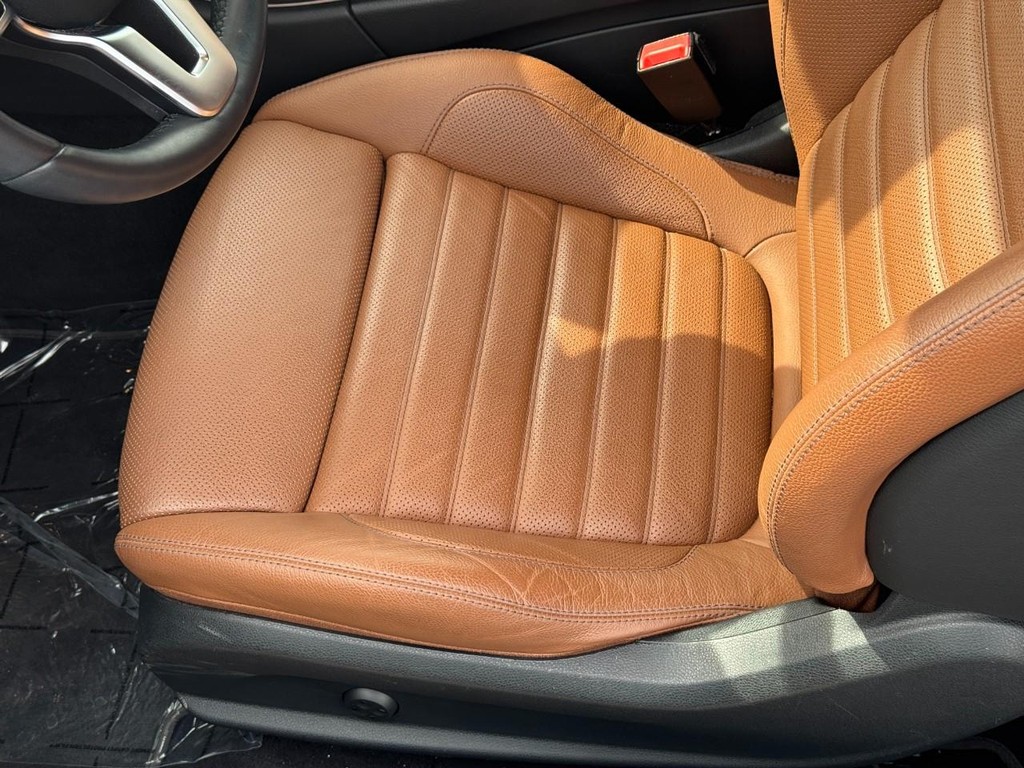 Mercedes-Benz C-Class Vehicle Full-screen Gallery Image 20