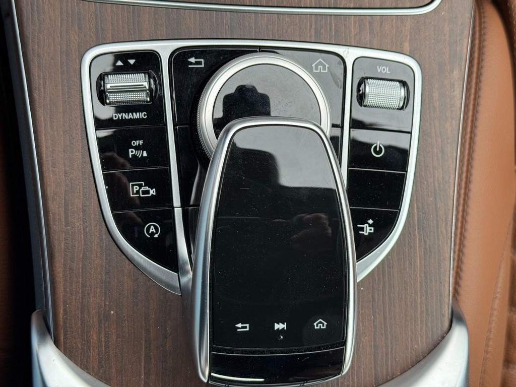 Mercedes-Benz C-Class Vehicle Full-screen Gallery Image 21