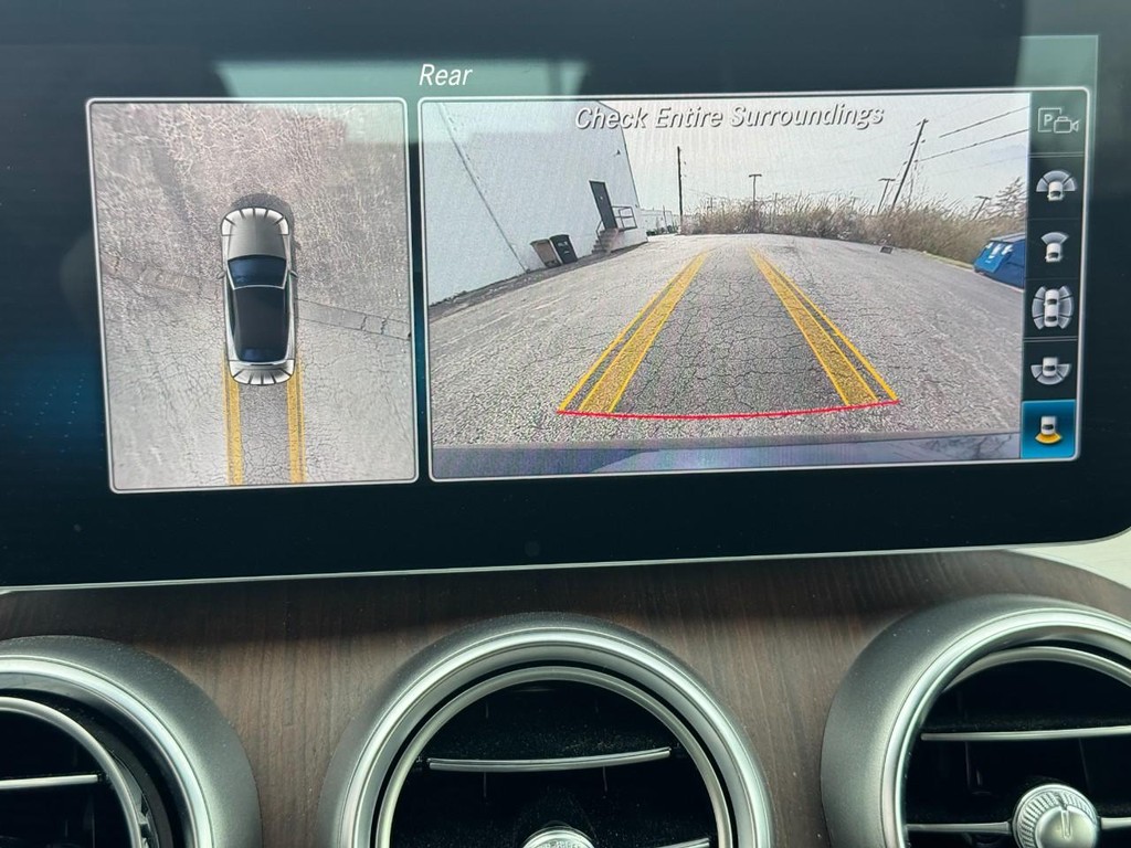 Mercedes-Benz C-Class Vehicle Full-screen Gallery Image 22