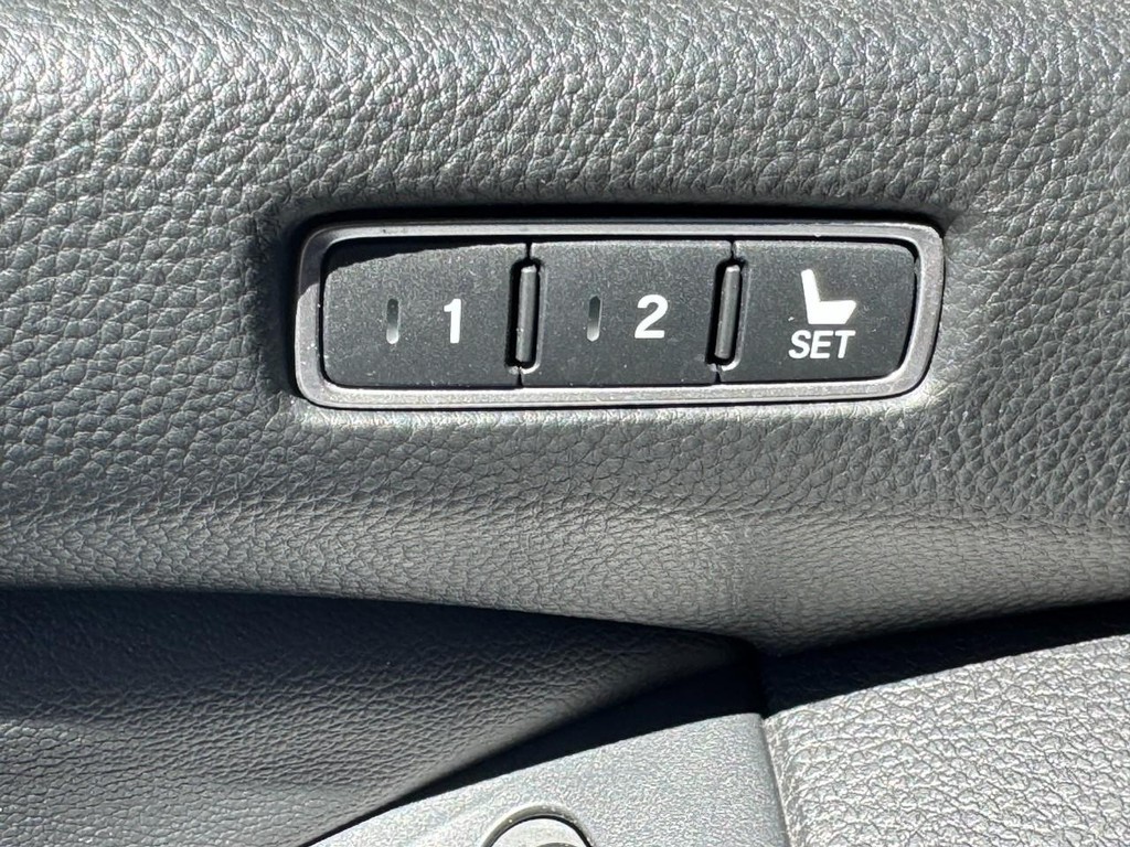 Honda Accord Sedan Vehicle Full-screen Gallery Image 15