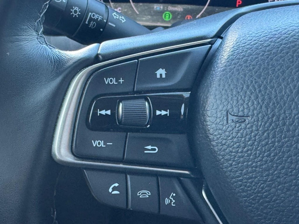 Honda Accord Sedan Vehicle Full-screen Gallery Image 17