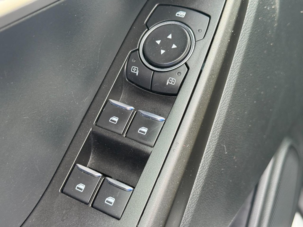 Ford Explorer Vehicle Full-screen Gallery Image 15
